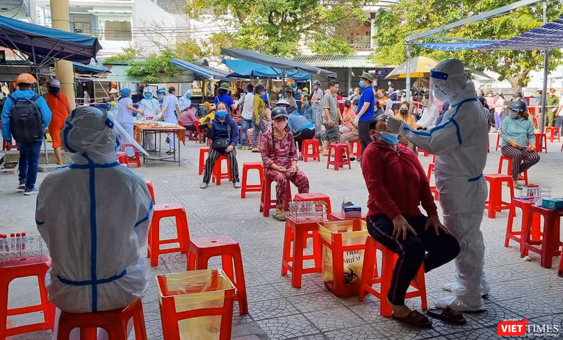 Đà Nẵng lấy mẫu xét nghiệm COVID-19 cho người dân TP