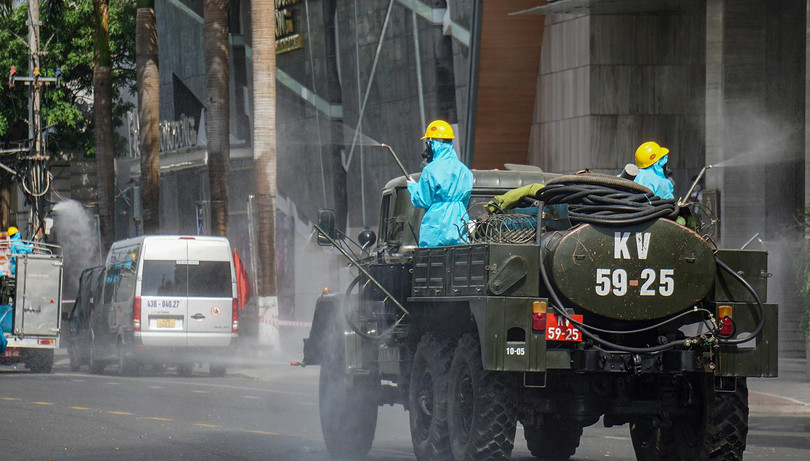 Lực lượng y tế phun thuốc khử khuẩn tại vũ trường New Phương Đông (Đà Nẵng)