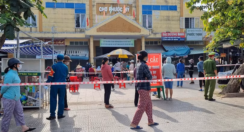 Tiểu thương chọ Phước Mỹ được lấy mẫu xét nghiệm SARS-CoV-2