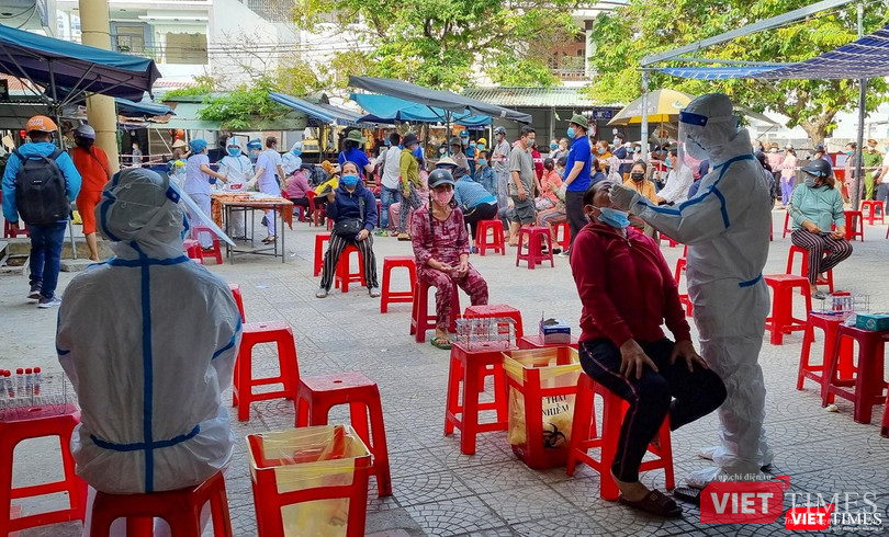 Đà Nẵng thực hiện lấy mẫu xét nghiệm COVID-19 cho người dân trong thời điểm dịch bùng phát