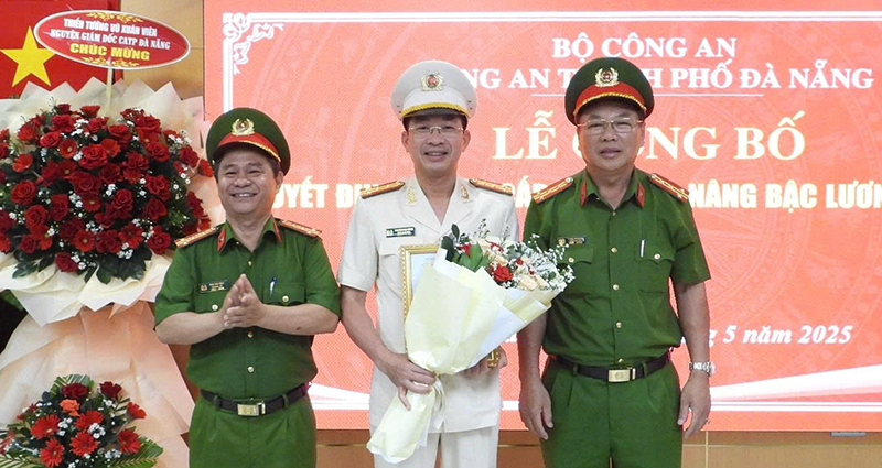 Đại tá Nguyễn Đại Đồng (đứng giữa), Phó Giám đốc phụ trách Công an thành phố Đà Nẵng tại buổi công bố quyết định.