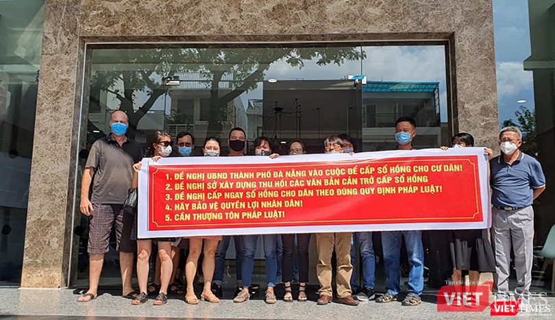 Khách hàng mua căn hộ tại chung cư F-Home do Công ty CP Lương thực Đà Nẵng làm chủ đầu tư căng băng rôn đòi quyền lợi