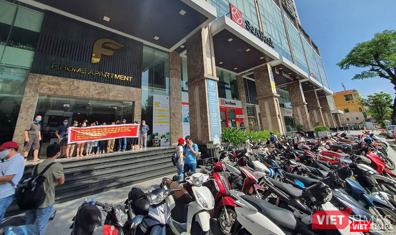 Khách hàng căng băng rôn đòi quyền lợi tại chung cư F-Home Đà Nẵng