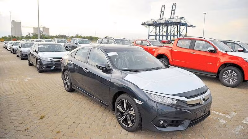 Ô tô nhập khẩu chờ ở cảng (ảnh Lam Anh/Giao Thông)