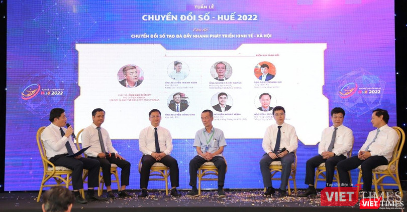 Toạ đàm chuyên đề "Chuyển đổi số tại đà đẩy nhanh phát triển kinh tế-xã hội" Toạ đàm chuyên đề "Chuyển đổi số tại đà đẩy nhanh phát triển kinh tế-xã hội"