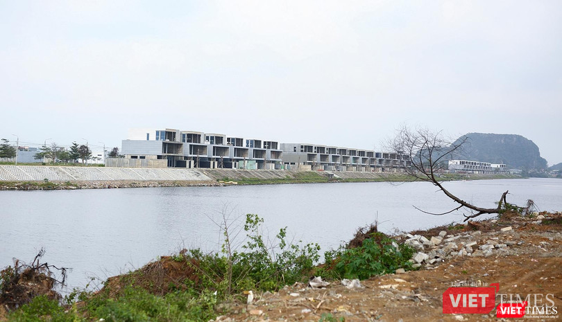 Một đoạn sông Cổ Cò được nạo vét và kiên cố hoá bằng hệ thống kè