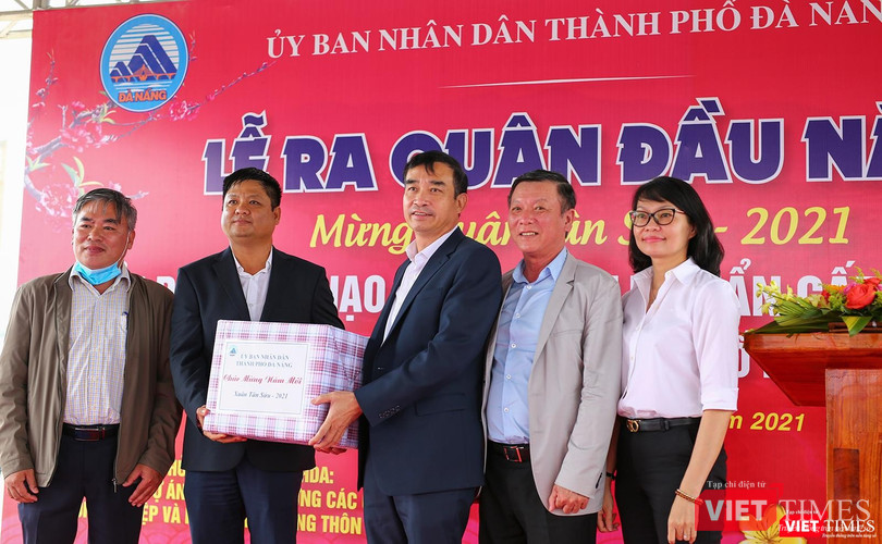 Ông Lê Trung Chinh - Chủ tịch UBND TP Đà Nẵng tặng quà cho đơn vị thi công tại lễ ra quân đầu năm Tiểu dự án nạo vét, thoát lũ khẩn cấp sông Cổ Cò