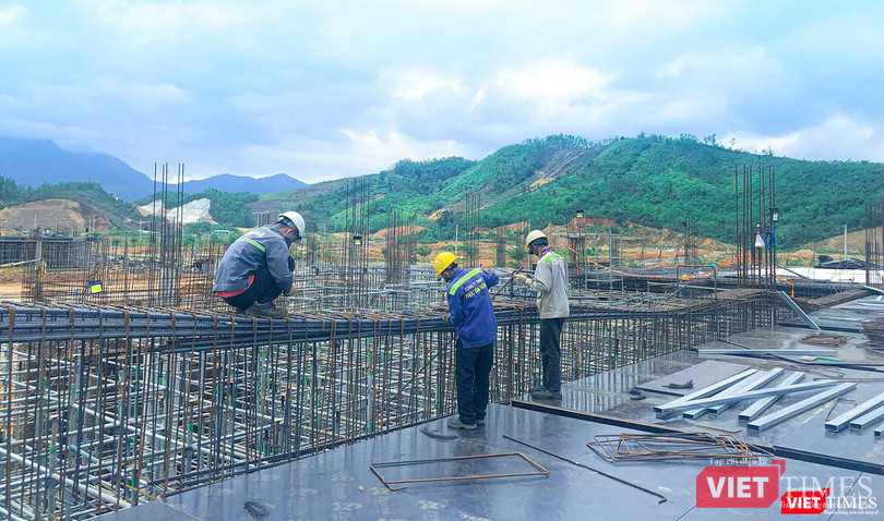 Công nhân khẩn trương hoàn thành các hạng mục thi công tại dự án Nhà máy Nghiên cứu sản xuất và lắp ráp thiết bị điện tử công nghệ cao Surface Mount Technology (SMT)- Danang IT Park