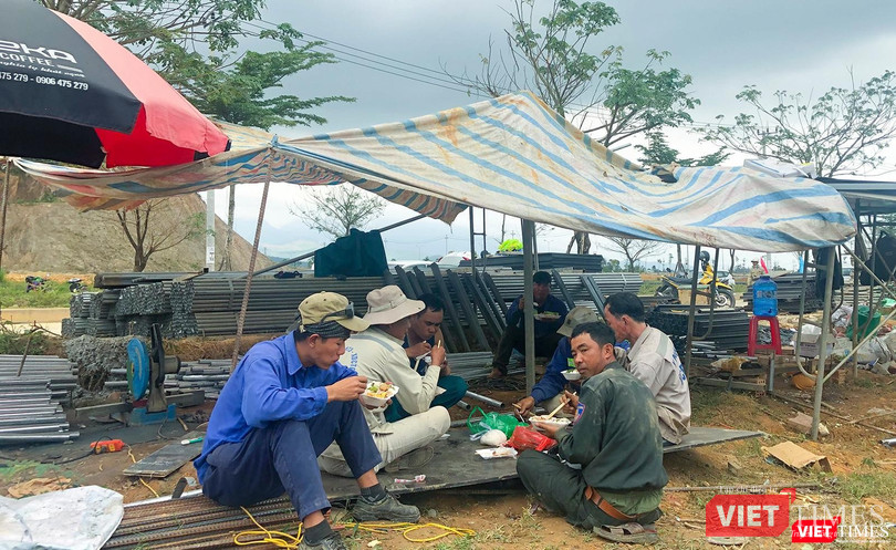 Bữa ăn giữa ca ngay tại công trình của công nhân