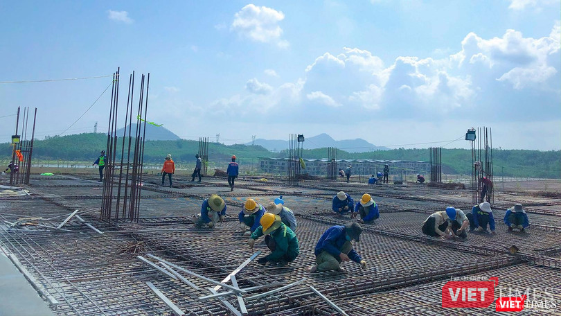 Công nhân làm việc trên công trường tại Khu Công nghệ thông tin (CNTT) tập trung Đà Nẵng