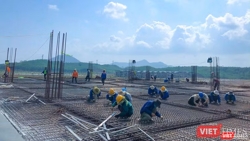 Công nhân làm việc trên công trường tại Khu Công nghệ thông tin (CNTT) tập trung Đà Nẵng