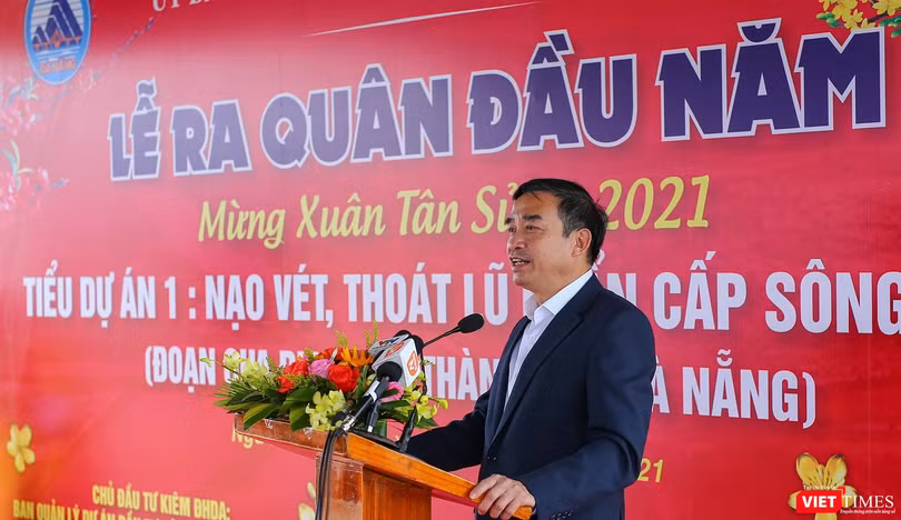 Ông Lê Trung Chinh - Chủ tịch UBND TP Đà Nẵng phát biểu tại lễ ra quân đầu năm Tiểu dự án nạo vét, thoát lũ khẩn cấp sông Cổ Cò 