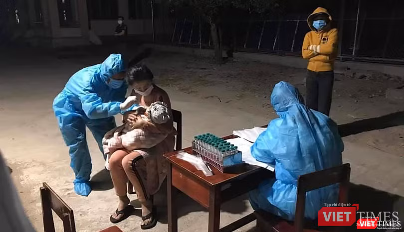 Lực lượng y tế lẫy mẫu xét nghiệm cho người dân trong đê (Ảnh: TTGDSK - CDC Gia Lai)