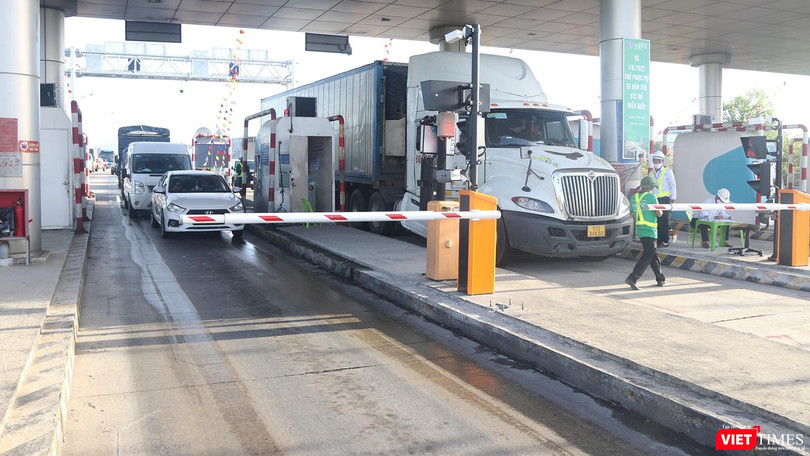 Giao thông qua trạm thu phí đi vào cao tốc Đà Nẵng-Quảng Ngãi bị ùn tắc trong ngày đầu áp dụng thu phí không dừng