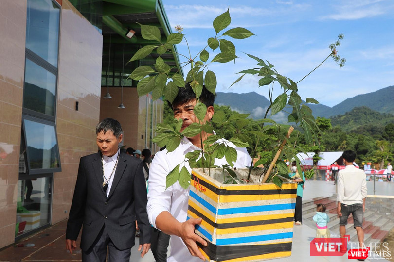 Người dân địa phương đem sâm đến hội chợ