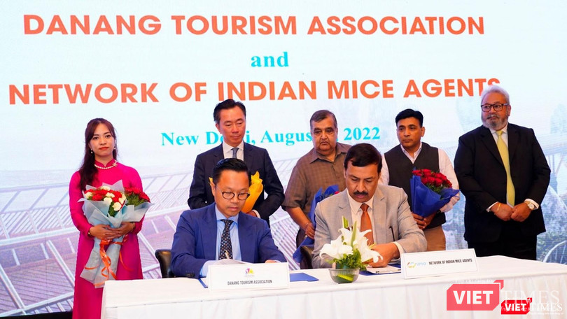Ông Nguyễn Đức Quỳnh (ngồi trái)- Phó Chủ tịch Hiệp hội Du lịch TP Đà Nẵng ký kết với đại diện Mạng lưới các đối tác lữ hành MICE Ấn Độ