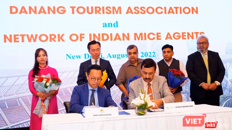 Ông Nguyễn Đức Quỳnh (ngồi trái)- Phó Chủ tịch Hiệp hội Du lịch TP Đà Nẵng ký kết với đại diện Mạng lưới các đối tác lữ hành MICE Ấn Độ
