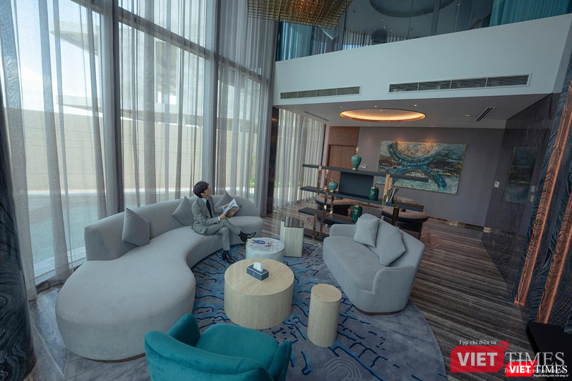 Toàn bộ nội thất từ phòng bếp, ăn, ngủ, làm việc, thư giãn, được chế tác riêng từ những thương hiệu nội thất nổi tiếng: B&B, Polifor, Inovar…, hệ thống đèn trang trí và chiếu sáng đến từ các thương hiệu danh tiếng toàn cầu như: Unios (Úc), Occhio (Đức). Toàn bộ nội thất từ phòng bếp, ăn, ngủ, làm việc, thư giãn, được chế tác riêng từ những thương hiệu nội thất nổi tiếng: B&B, Polifor, Inovar…, hệ thống đèn trang trí và chiếu sáng đến từ các thương hiệu danh tiếng toàn cầu như: Unios (Úc), Occhio (Đức).