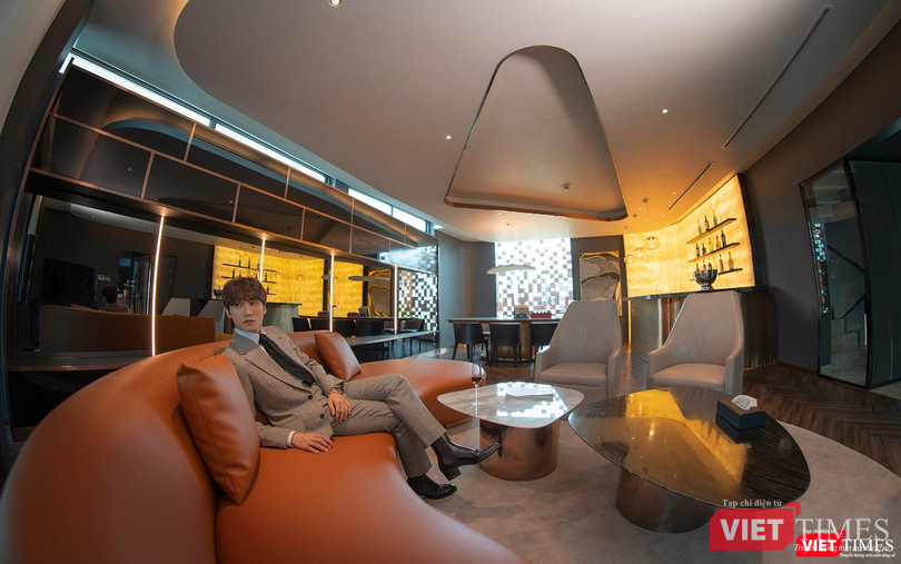 Điểm nhấn của phong cách sống xa hoa tại căn biệt thự siêu sang này là phòng Relax hạng President với không thư giãn, tận hưởng tinh tế, thể hiện chất riêng của nam ca sĩ. Điểm nhấn của phong cách sống xa hoa tại căn biệt thự siêu sang này là phòng Relax hạng President với không thư giãn, tận hưởng tinh tế, thể hiện chất riêng của nam ca sĩ.