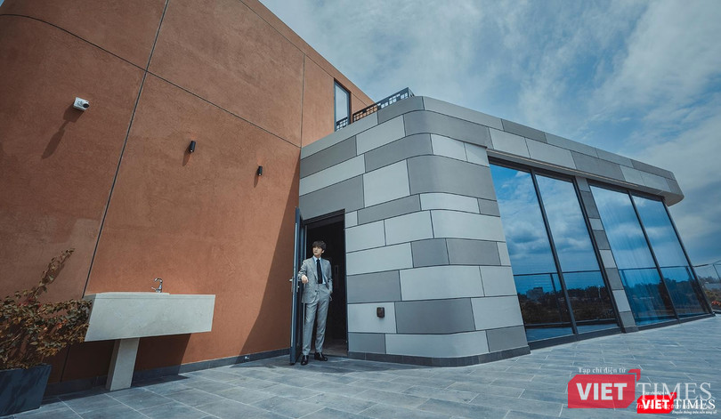 Regal Victoria được chăm chút mặt dựng với chất lượng tiêu chuẩn quốc tế, trường tồn quy tụ hệ vật liệu đắt đỏ: đá Marble Pelato, hệ nhôm kính bền màu 35 năm, sơn giả đá từ AICA Nhật Bản 7 lớp bền màu 20 năm, kính hộp Kibing dày phủ 2 lớp LOW-E chống tia UV, cách âm tuyệt đối. Regal Victoria được chăm chút mặt dựng với chất lượng tiêu chuẩn quốc tế, trường tồn quy tụ hệ vật liệu đắt đỏ: đá Marble Pelato, hệ nhôm kính bền màu 35 năm, sơn giả đá từ AICA Nhật Bản 7 lớp bền màu 20 năm, kính hộp Kibing dày phủ 2 lớp LOW-E chống tia UV, cách âm tuyệt đối.