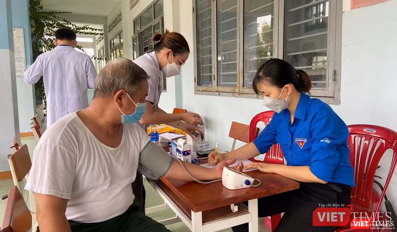 Người dân được kiểm tra sức khoẻ