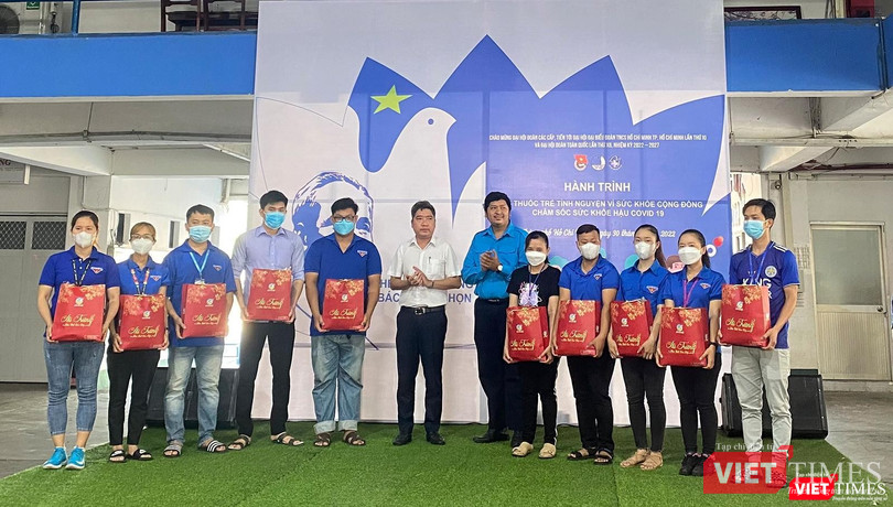 Trung ương Hội Thầy thuốc trẻ Việt Nam và Công ty CP công nghệ y tế Facare tặng thiết bị phục vụ hoạt động khám sức khỏe cho Hội Thầy thuốc trẻ địa phương