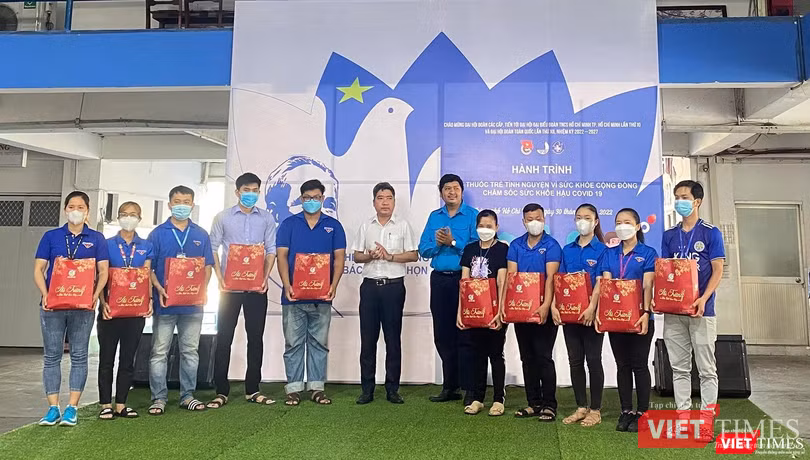 Trung ương Hội Thầy thuốc trẻ Việt Nam và Công ty CP công nghệ y tế Facare tặng thiết bị phục vụ hoạt động khám sức khỏe cho Hội Thầy thuốc trẻ địa phương