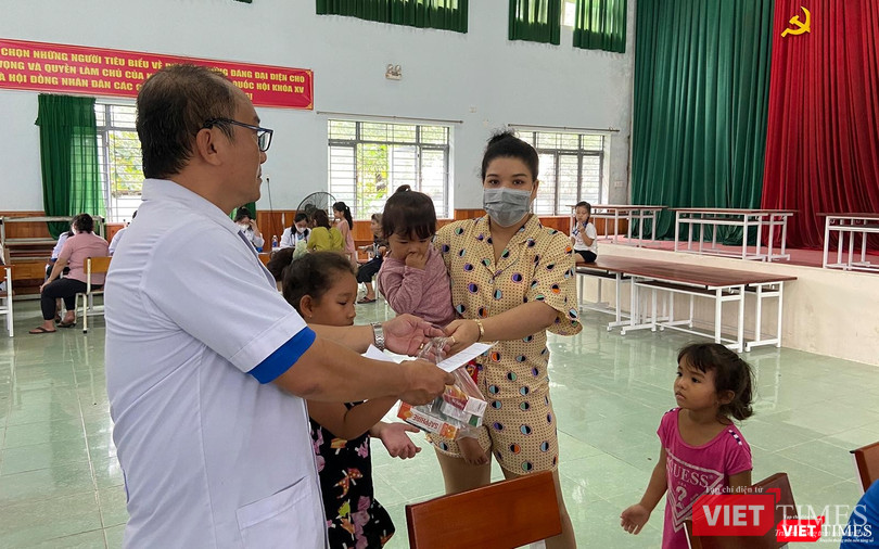 Trẻ em được cấp phát thuốc miễn phí