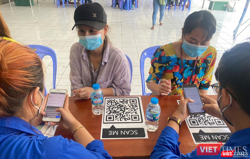 Các thầy thuốc trẻ thực hiện tư vấn, khám cho công nhân