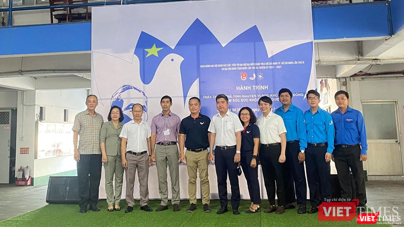 Đại diện hành trình Thầy thuốc trẻ chụp ảnh lưu niệm