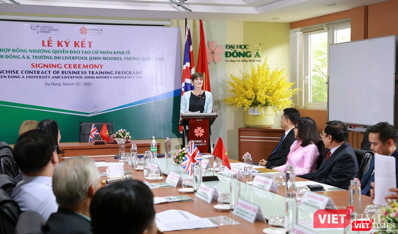 Bà Emily Hamblin - Tổng Lãnh sự Anh tại TP. Hồ Chí Minh, Giám đốc Thương mại của Anh tại Việt Nam phát biểu tại sự kiện ký kết hợp tác đào tạo Bà Emily Hamblin - Tổng Lãnh sự Anh tại TP. Hồ Chí Minh, Giám đốc Thương mại của Anh tại Việt Nam phát biểu tại sự kiện ký kết hợp tác đào tạo