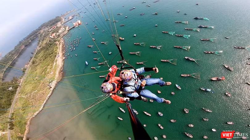 Biển Sơn Trà (Đà Nẵng) nhìn từ dù bay