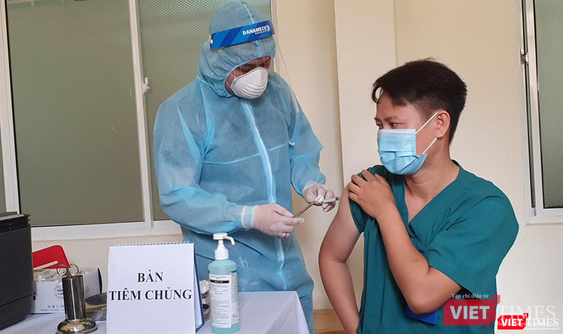 Đà Nẵng tiêm vaccine COVID-19 cho nhân viên y tế tuyến đầu chống dịch