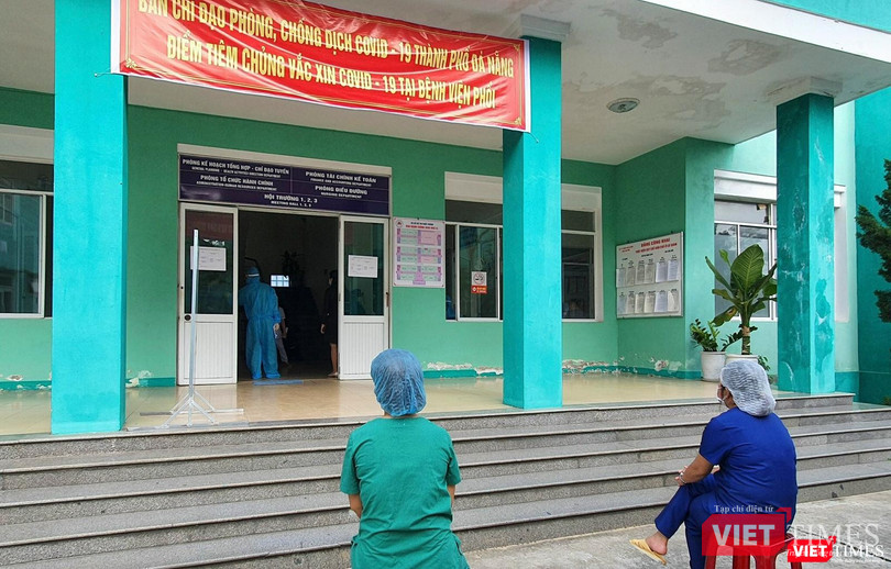 Nhân viên y tế chuẩn bị khám sàng lọc trước khi tiêm vaccine COVID-19