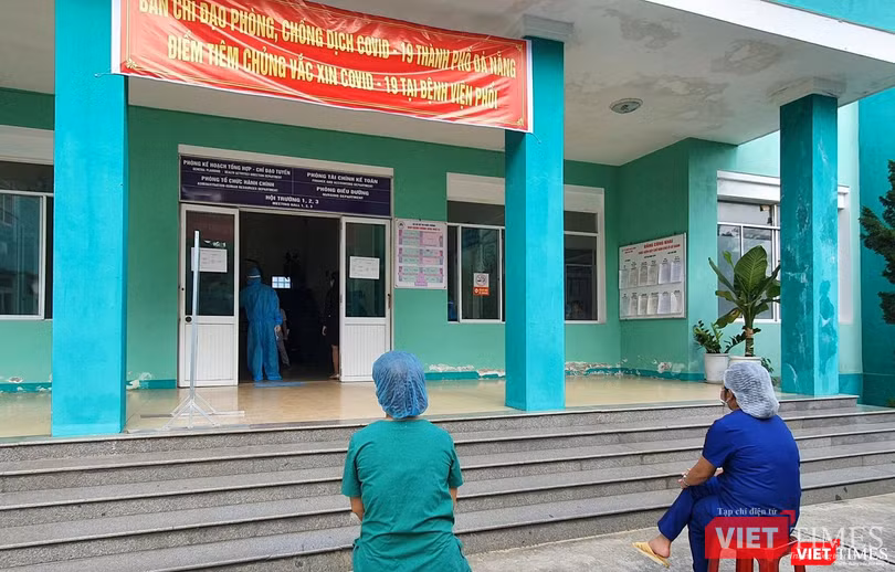 Nhân viên y tế chuẩn bị khám sàng lọc trước khi tiêm vaccine COVID-19