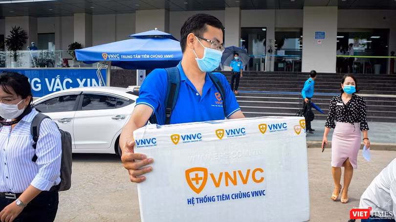 Nhân viên CDC Đà Nẵng tiếp nhận 100 liều vaccine COVID-19 từ Bộ Y tế để tiêm cho các nhân viên y tế.