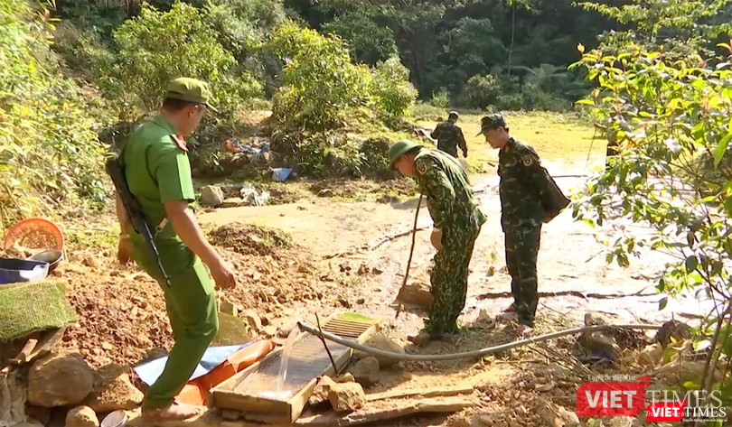 Lực lượng quân đội kiểm tra tại lán trại khai thác vàng trái phép (ảnh Bộ CHQS cung cấp)