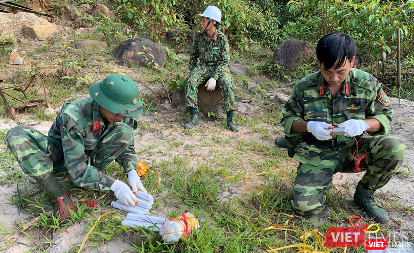 Cài mìn để đánh sập hầm khai thác vàng trái phép