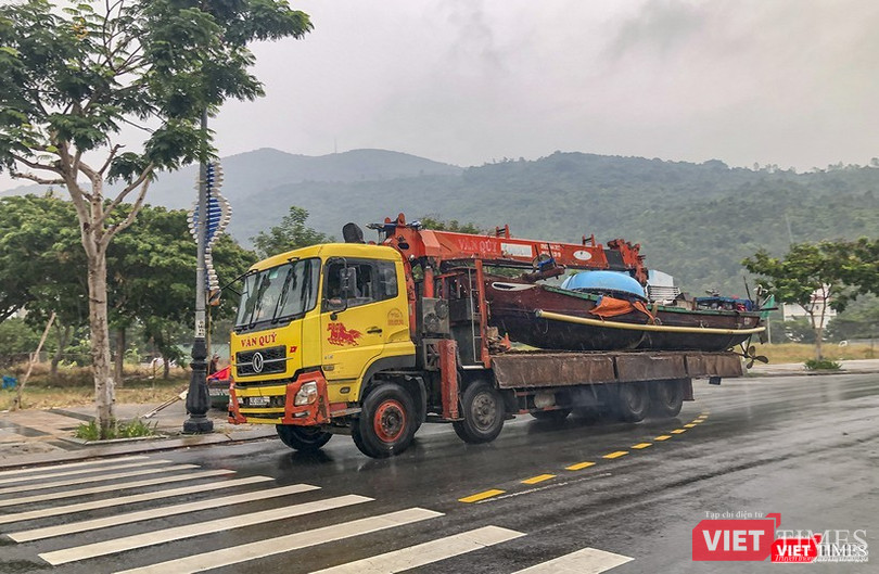 Lực lượng chức năng cầu tàu thuyền đua lên bờ để phòng chống bão Lực lượng chức năng cầu tàu thuyền đua lên bờ để phòng chống bão