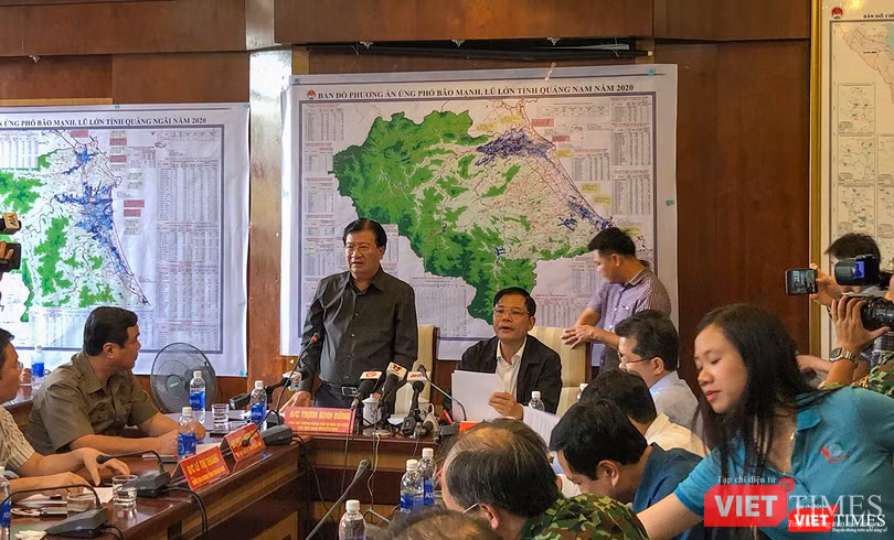Phó Thủ tướng Chính phủ Trịnh Đình Dũng chỉ đạo các địa phương ứng phó với bão số 10