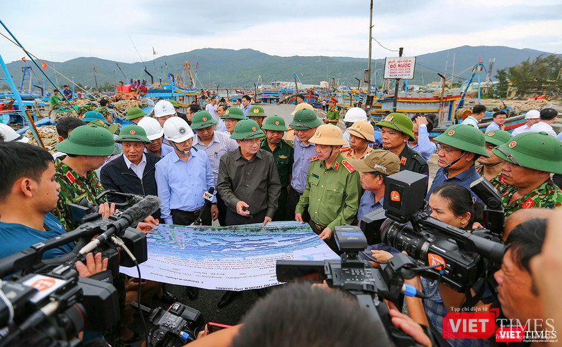 Phó Thủ tướng Trịnh Đình Dũng và Bộ trưởng Bộ NN&PTNT Nguyễn Xuân Cường tại chuyến thị sát ứng phó bão số 9 tại âu thuyền Thọ Quang (Đà Nẵng) Phó Thủ tướng Trịnh Đình Dũng và Bộ trưởng Bộ NN&PTNT Nguyễn Xuân Cường tại chuyến thị sát ứng phó bão số 9 tại âu thuyền Thọ Quang (Đà Nẵng)