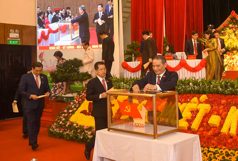 Các đại biểu bỏ phiếu bầu Ban Chấp hành Đảng bộ TP Đà Nẵng khoá XXII.