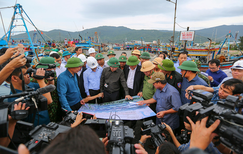 Phó Thủ tướng Chính phủ Trịnh Đình Dũng và Bộ trưởng Bộ NN-PTNT Nguyễn Xuân Cường tại buổi kiểm tra tình hình ứng phó bão số 9 tại âu thuyền Thọ Quang (Đà Nẵng