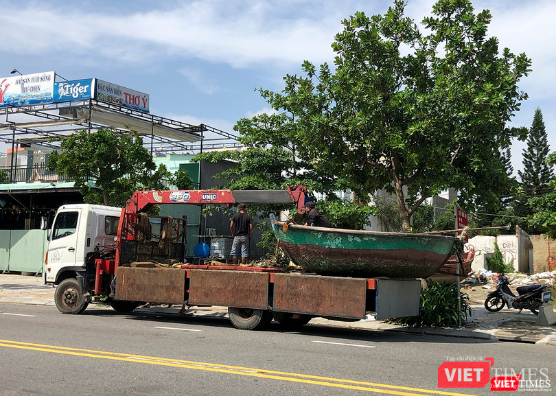 Tàu thuyền được cầu lên bờ để tránh bão