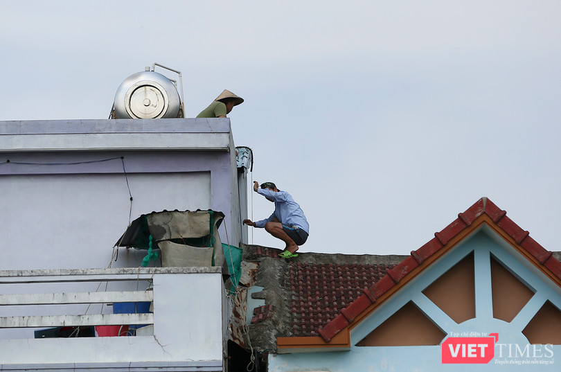 Người dân chằng lại nhà cửa