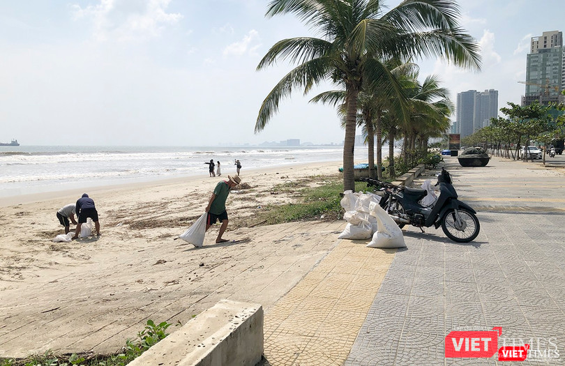 Người dân xúc cát bỏ bao để chằng nhà cửa