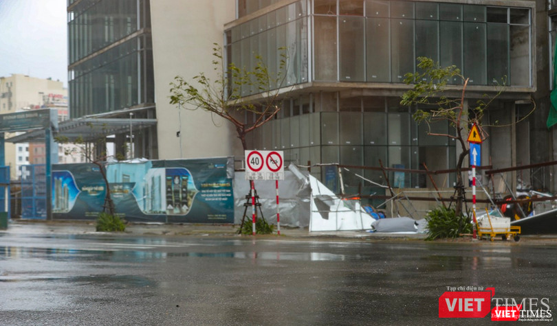 Thêm một đoạn tường rào công trình bị gió đốn ngã