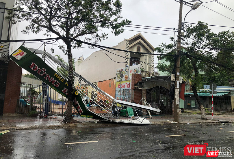 Thêm một biển hiệu nhà hàng khu vực ven biển bị gãy đổ