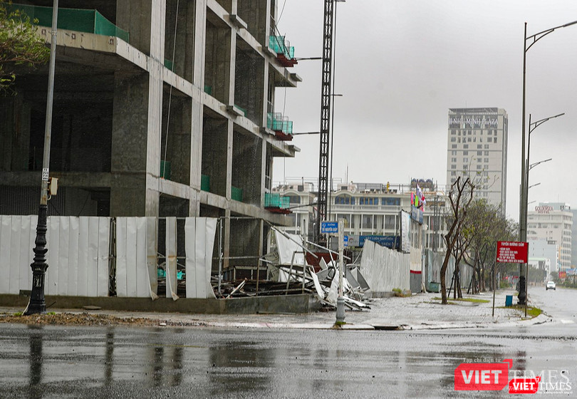 Một đoạn tường rào công trình trên đường Phạm Văn Đồng bị đỗ ngã