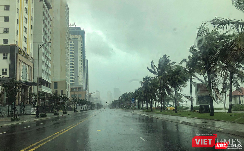 Đường ven biển Võ Nguyên Giáp hứng chịu từng đợt gió giật mạnh